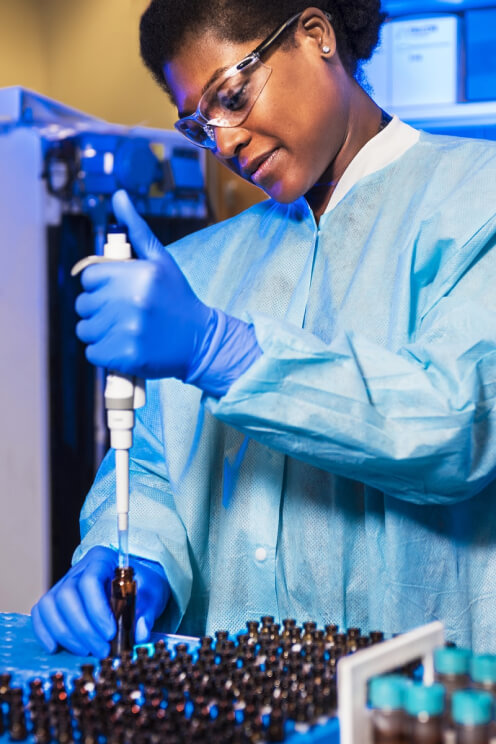 Laboratuvarda pipetle çalışan uzman; temsili fotoğraf